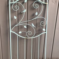 Adorable Large Birds And Leaves 