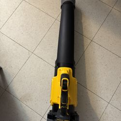 DEWALT 20V MAX 125 MPH 450 CFM Brushless Cordless Handheld Leaf Blower with Concentrator Nozzle (Tool Only) Ques