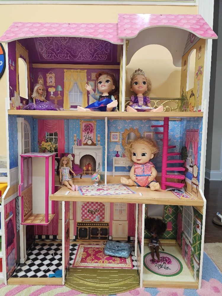 Wooden Doll House With Dolls8