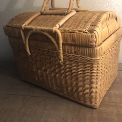 Vintage Picnic Basket With Handles Excellent Condition 