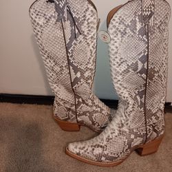 Women's Boot Size 8 