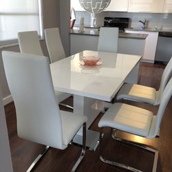 Dining Room Table & Chairs 