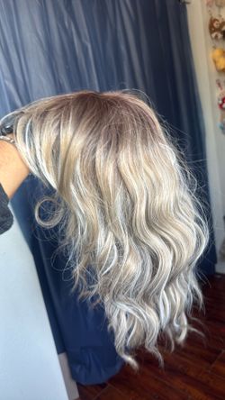 SHORT BLOND WAVY WIG