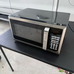 Hamilton Beach Microwave Oven countertop 1350 Watt. Works terrific. READ DESCRIPTION  Small amount of surface rust on the silver trim.  Be sure to tak