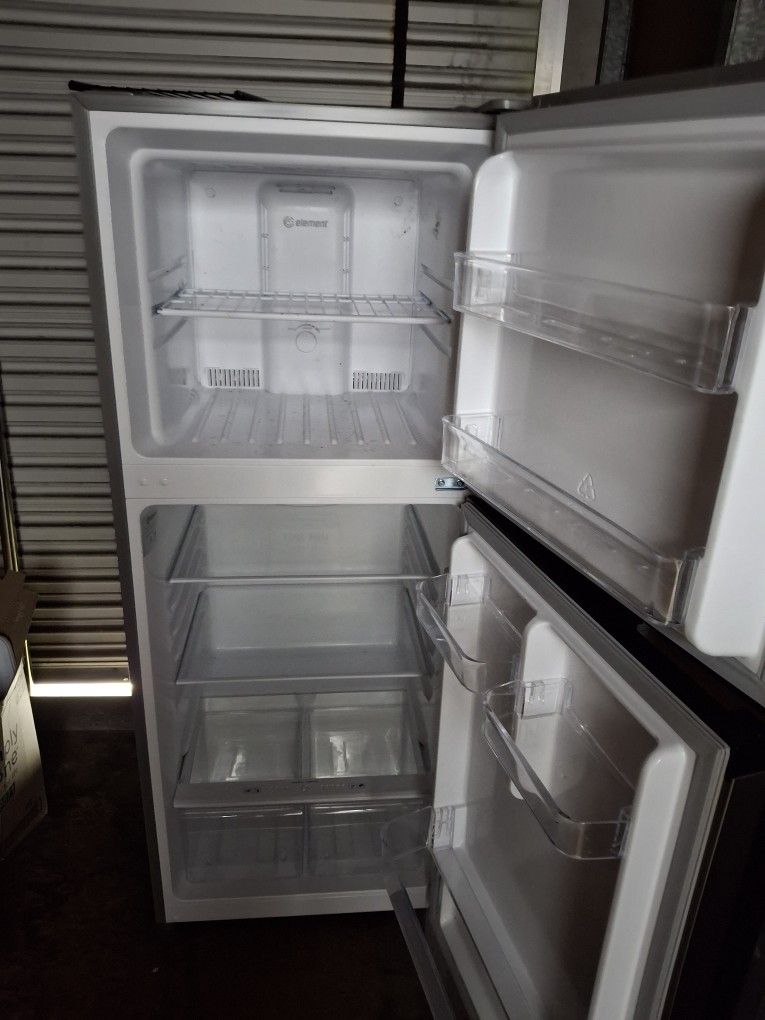 Refrigerator : Almost new