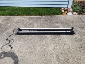 2 4ft Flourescent Bulbs with Fixtures. Both Work