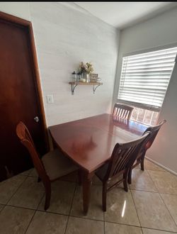 In good conditions rectangular wood dining table.