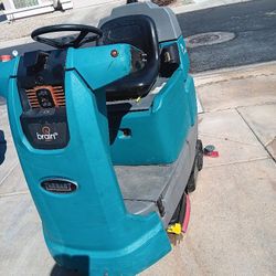 TENNANT T7 AMR RIDER FLOOR SCRUBBER 