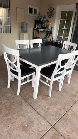 Dining table and 6 Chairs