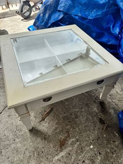 Free/ Gratis table with glass top