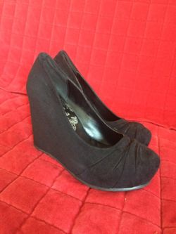 Black wedges