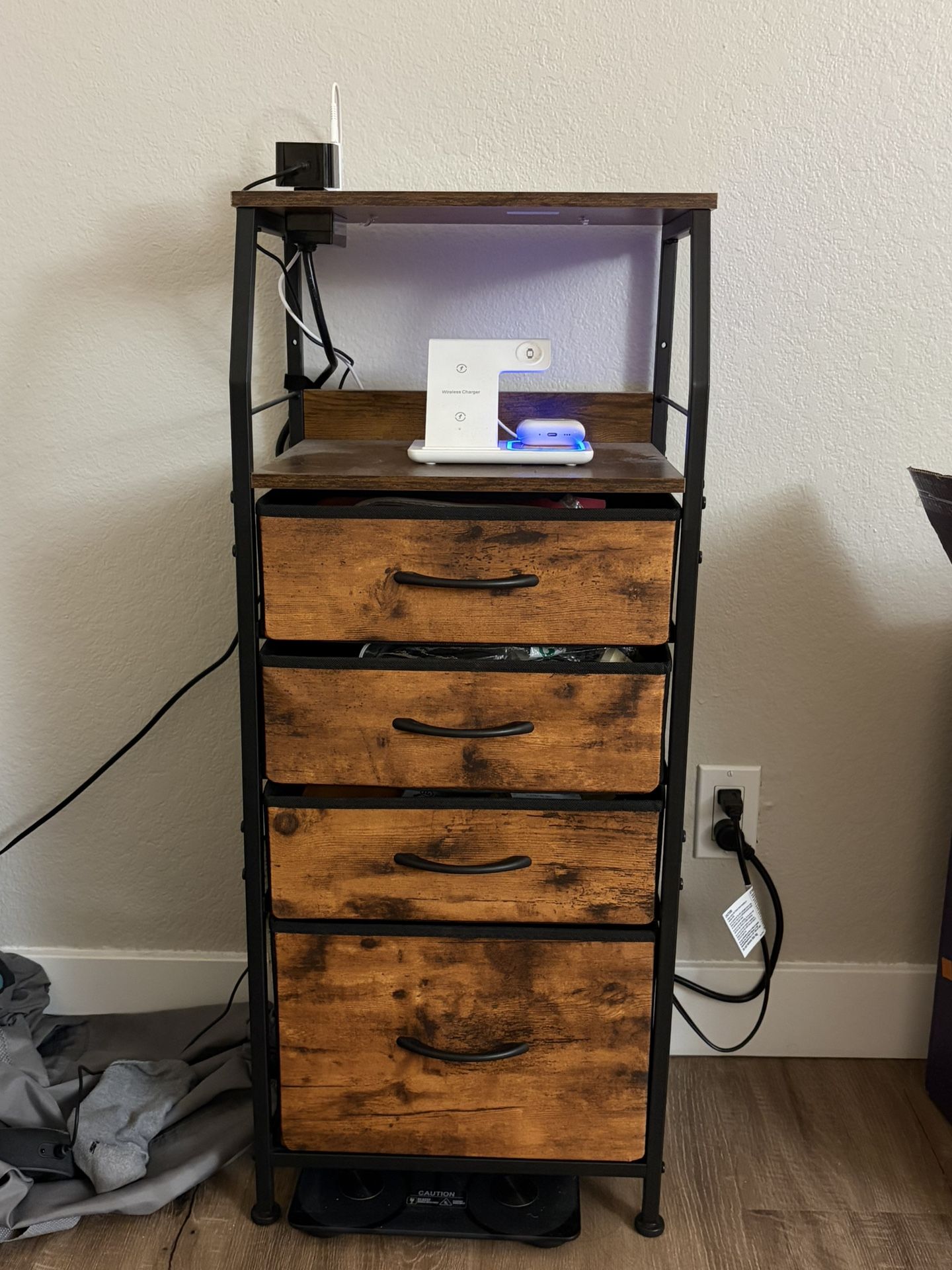 Drawer set with charging point