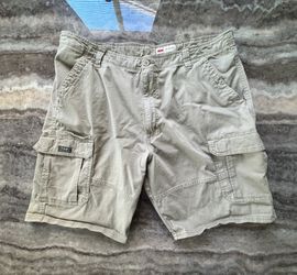 Pre-Owned Men Size 42 Wrangler Relaxed Fit Khaki/Tan Cargo Shorts. Length 21”