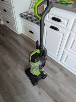 Eureka small vacuum w/ attachments