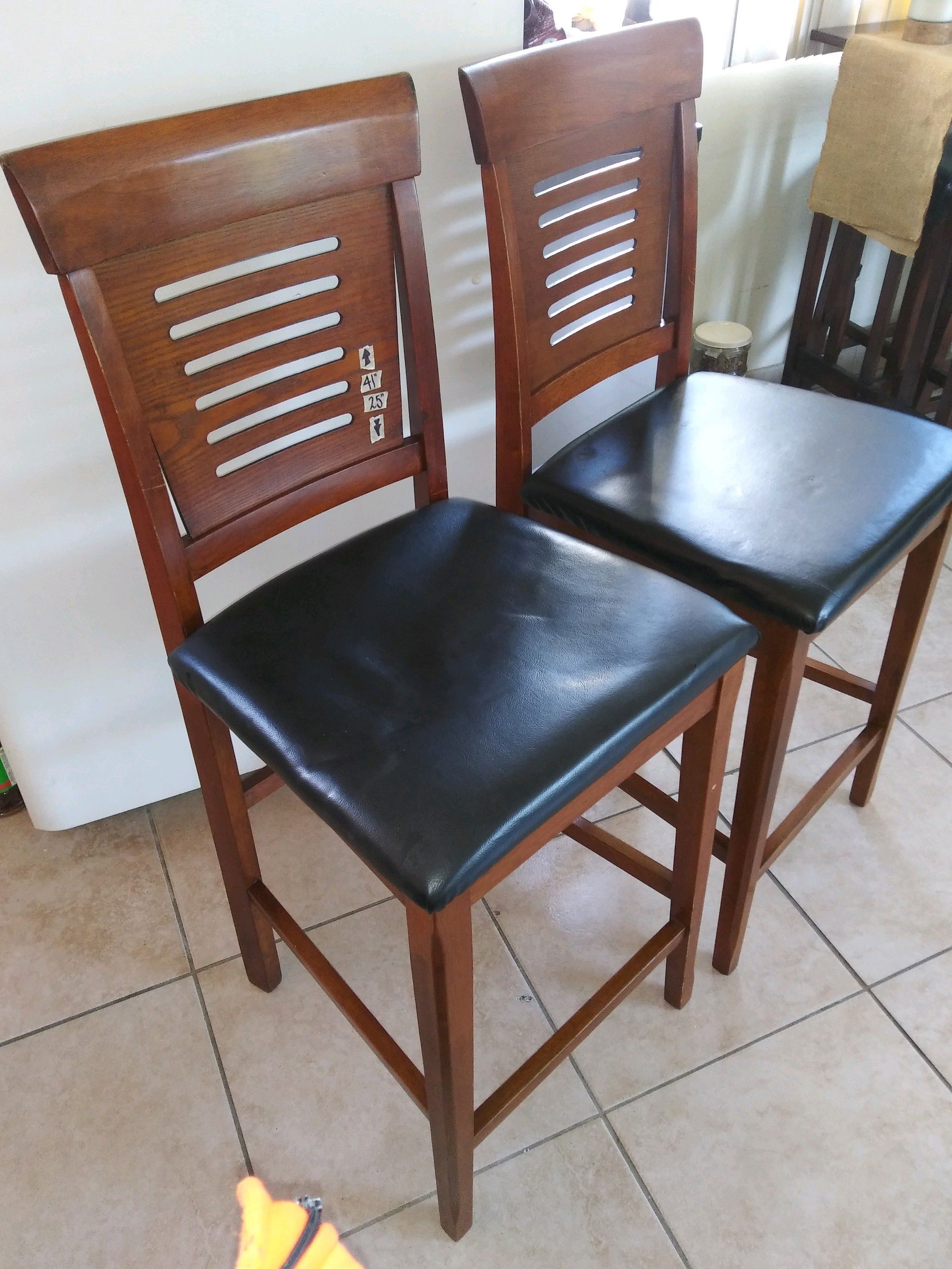 2 high bar stool in good condition