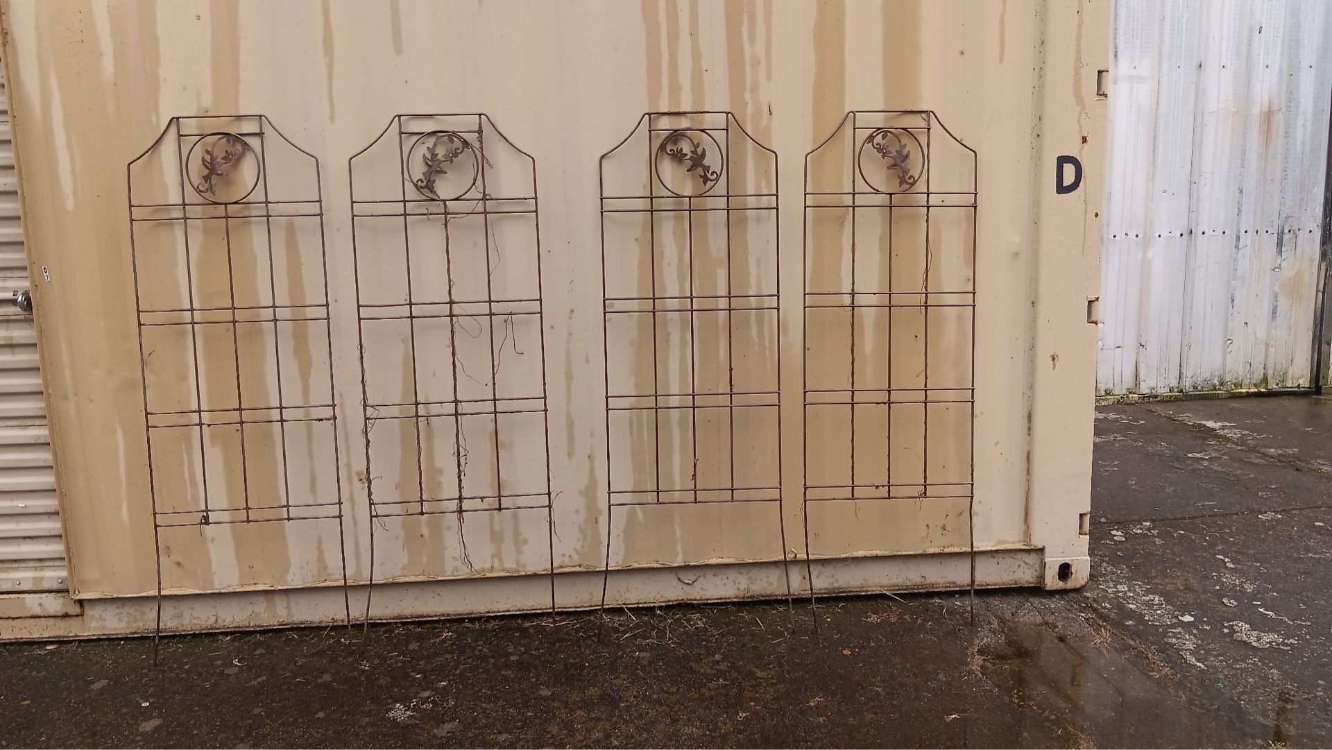 Set of 4 Metal trellises with decorative hummgbirds