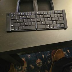WIRELESS KEYBOARD,MOUSE TRABEL SET WITH A CASE BRAND NEW
