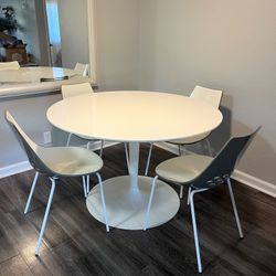 Round Tulip Dining Table with Chairs