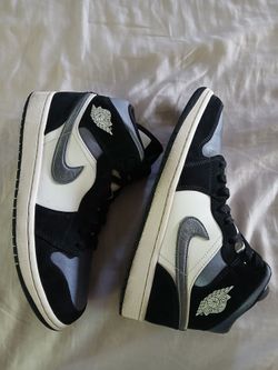 Nike Air Jordan 1 Retro Mid SE Satin Grey Toe Black DS Size  8.5 men used in good condition