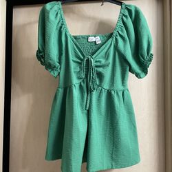 Like new adorable women’s size medium top. Smoke free home. 