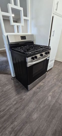 FRIGIDAIRE 5 BURNER STOVE