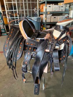 Nueva montura charra de cuero con fuste de mezquite