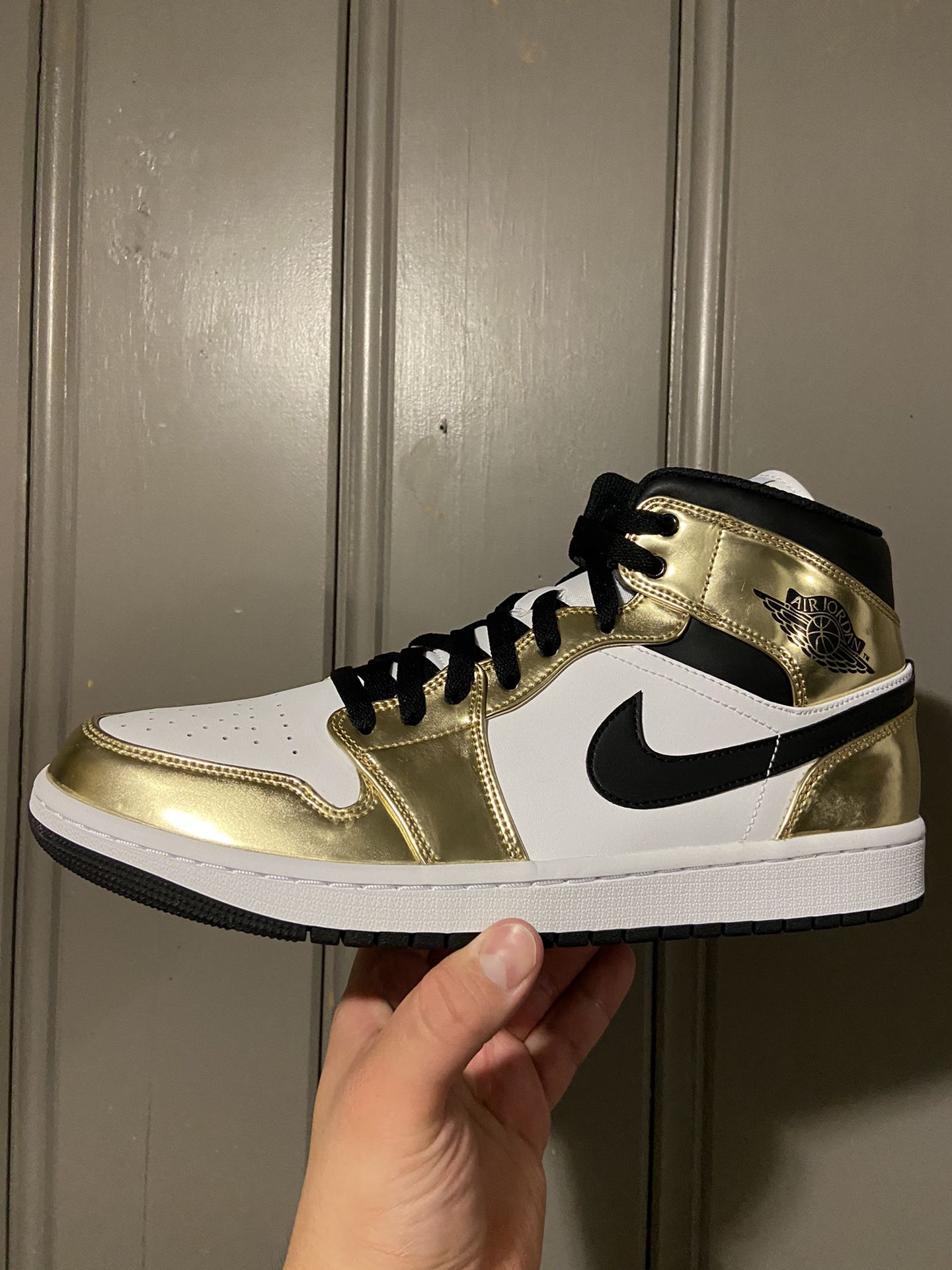 Jordan 1 Mid Top “Metallic Gold” Size (11). In Mens Worn. Come With OG All. $75 Bucks Picked Up In Providence. 