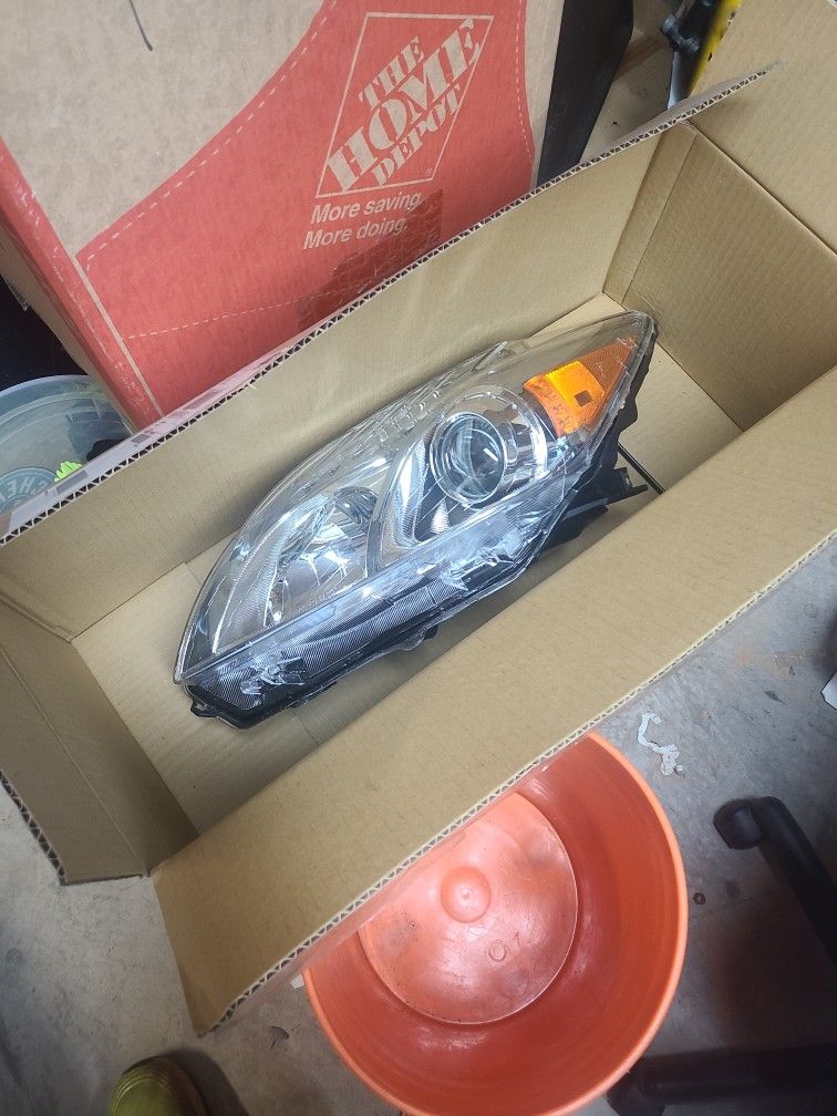 New In Box Prius Headlights Left And Right