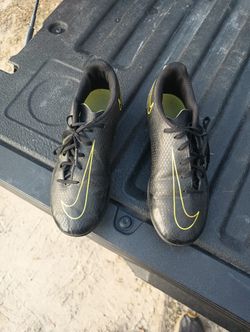 size 4 Phantom Nike Soccer Cleats
