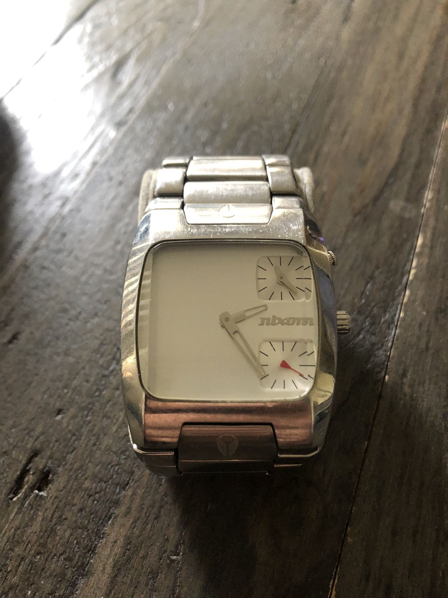 Nixon Banks analog wristwatch