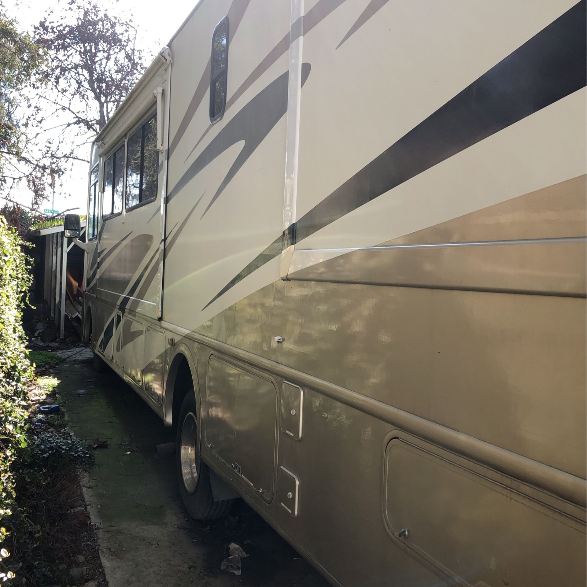 32 Foot Hurricane  RV    Like New low Miles 