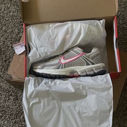 Women’s Size  - 7.5 Nike Zoom Vomero  5s - new in box