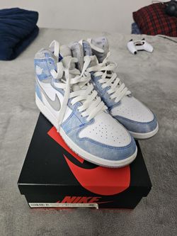JORDAN 1 HYPER ROYAL SMOKE GREY