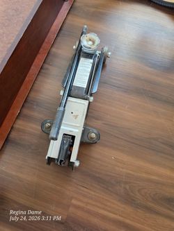 1.5 Ton Hydraulic floor jack