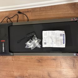 Walking pad with manual incline