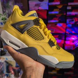 Jordan 4 Retro
Lightning (2021)