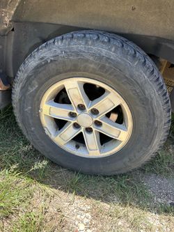 17” Chevy // GMC Wheels whit all terrain tires