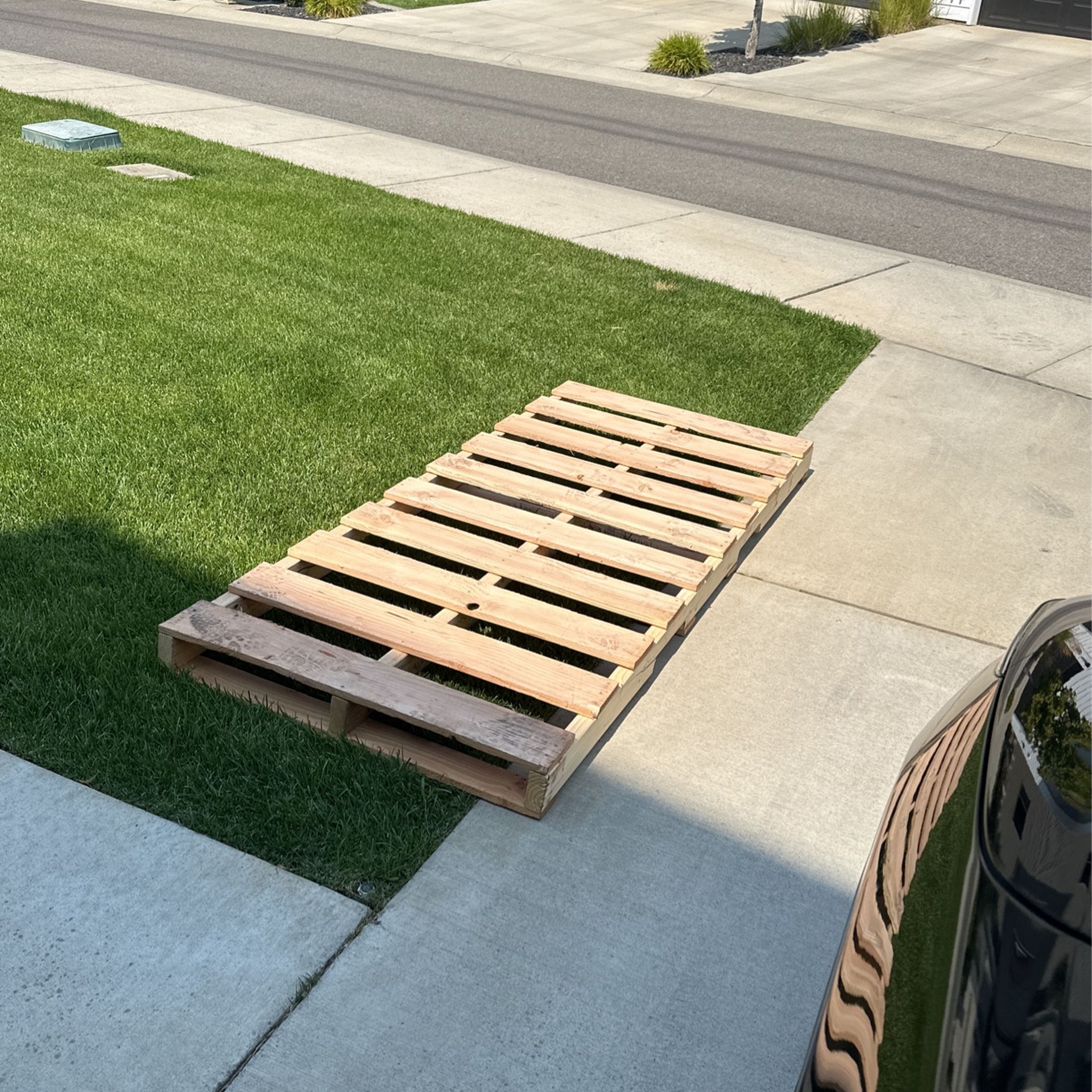 Free 7’x3’ wood pallet. U-Haul