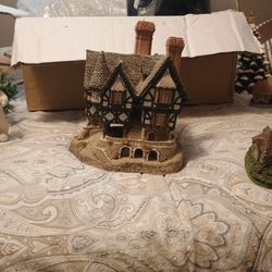 David Winter Falstaff Manor cottage  8 1/2  Inches Tall