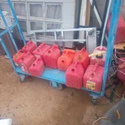 11 Gas Cans Seven Of Them Are Two And A Half Gallons Four Of Them Are One Gallon Only One Of Them Has A Lid