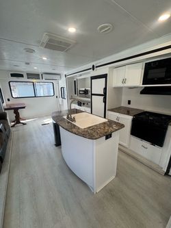 1/1 RV 35 ft trailer