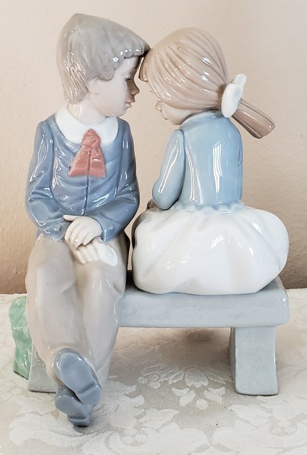 Retired Nao By Lladro Daisa Porcelain Figurine "First Love"●see full description below●
