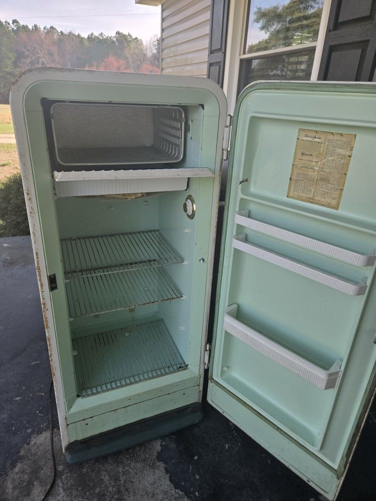 1950s Bintage Refrigerator Works Cold Needs Outside Painintinh. Be Like New.