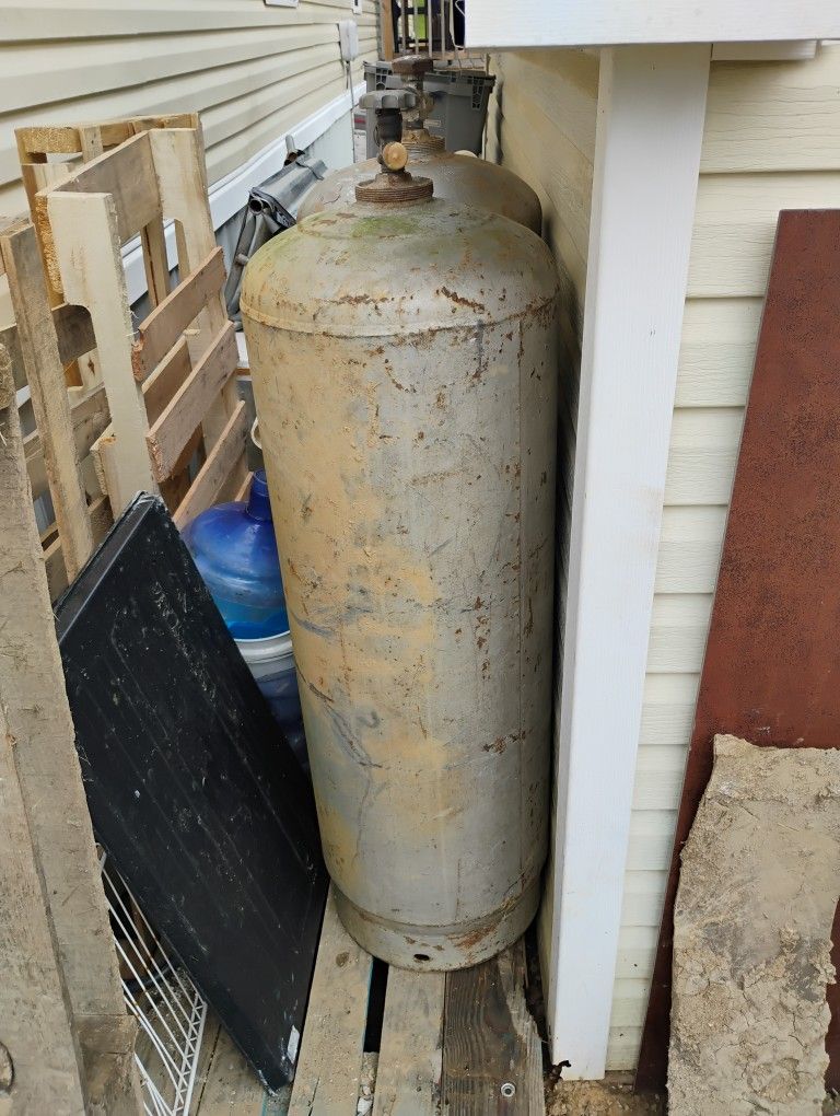 100 Pound Propane Tanks