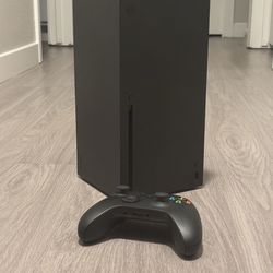 Xbox Series X w/ Controller