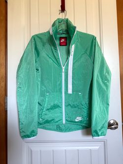 Nike tech aeroshileld Moto cape hoodie jacket green XS lightweight never been worn no tag