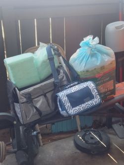 2 cage carrier y comida y tuallitas de piso