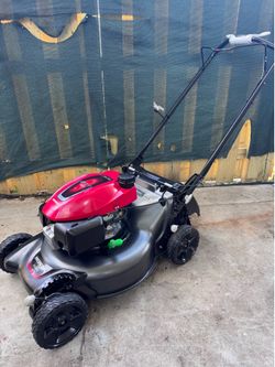 IMMEDIATELY AVAILABLE COUPLE TIMES USED SELF  PROPELLED HONDA HRN-216. /170cc. 21 in. 3-in-1 .WORKS FLAWLESSLY.  TWIN BLADES . VARIABLE SPEED WALK BEH