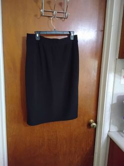 Ladies Dress Skirt size 2XL.  Slit in the back