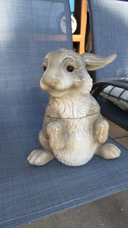 Big sky carvers bunny rabbit cookie jar that has been retired